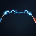 begriffliche Energie elektrischer Funken zwischen zwei Kabeln