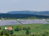 Eine Solaranlagenlandschaft in der Natur