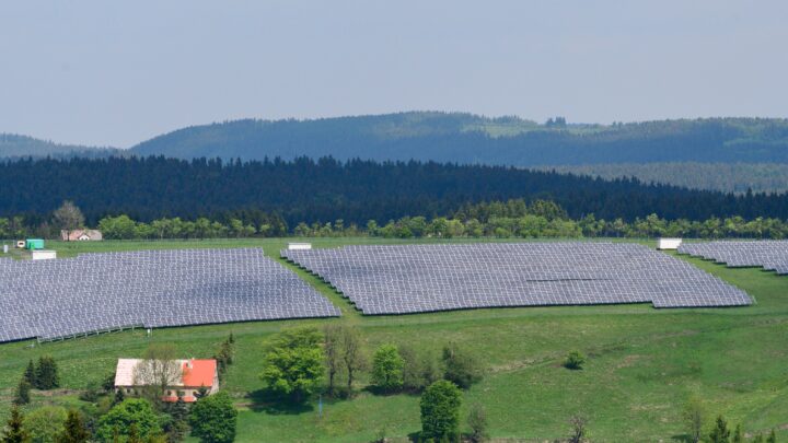 Eine Solaranlagenlandschaft in der Natur