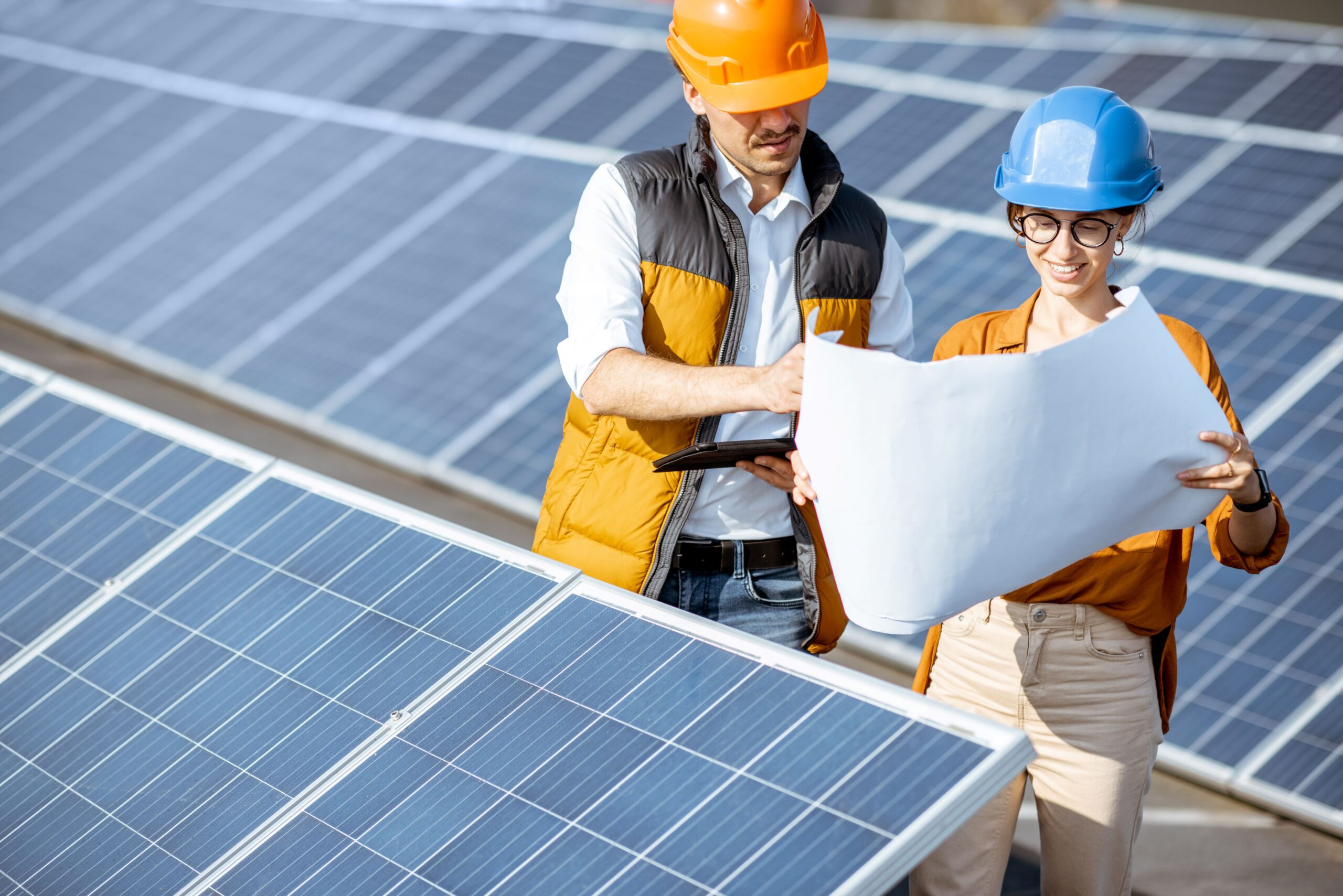 Zwei Personen überprüfen den Bau einer Solaranlage 