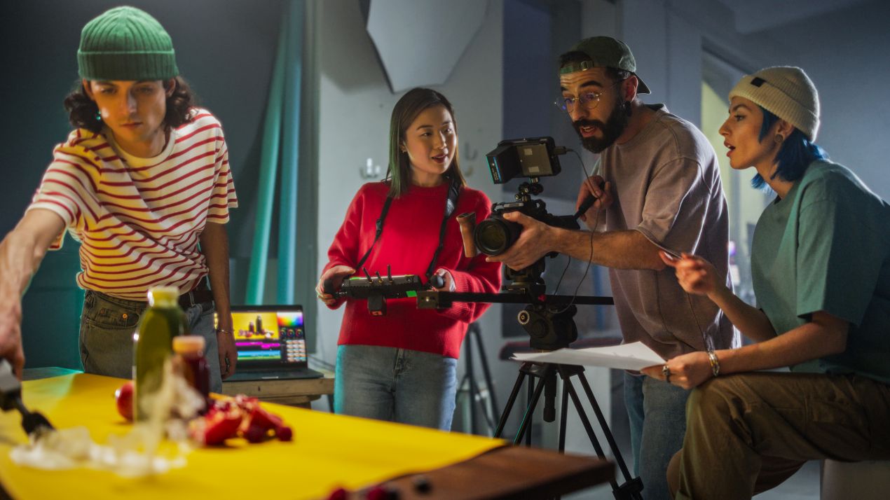 Ein Team bei einem kreativen Fotoshooting, das hochwertige Amazon Produktbilder für Verkaufsseiten erstellt