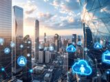 Skyline einer modernen Grossstadt mit digitalen Netzwerksymbolen und Cloud-Icons, Darstellung von Technologie und vernetzten Geschaeften