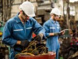 Facharbeiter in Industriebetrieb bei der Fertigung technischer Verbindungen – präzise Arbeit mit Leitungen und Kabelkonfektion