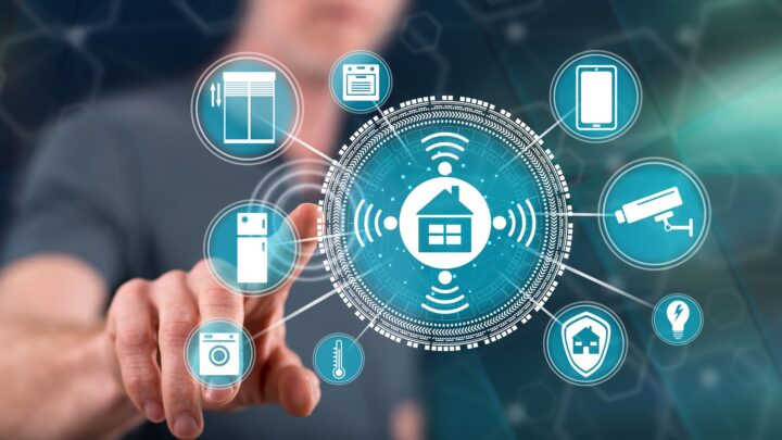 Finger tippt auf vernetzte Haustechnik-Symbole | Immobilienbewertung Ulm