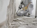 Renovierungsarbeiten mit Bohrhammer im Innenraum | Fronius GEN24