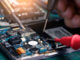 Reparatur des Smartphone Mainboards mit Pinzette und Werkzeug | Handy Reparatur Salzburg