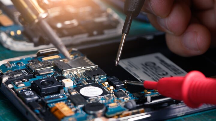 Reparatur des Smartphone Mainboards mit Pinzette und Werkzeug | Handy Reparatur Salzburg